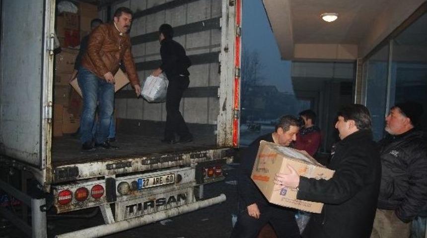 Ak Parti&rsquo;den Bayırbucak T&uuml;rkmenlerine 2 Tır Dolusu Yardım