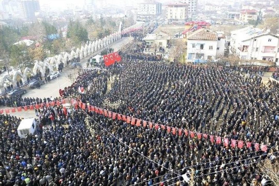 Sur Şehidini On Binler Uğurladı