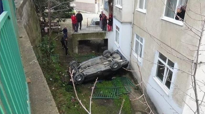 Otomobil İstinat Duvarından U&ccedil;tu: 1 Yaralı