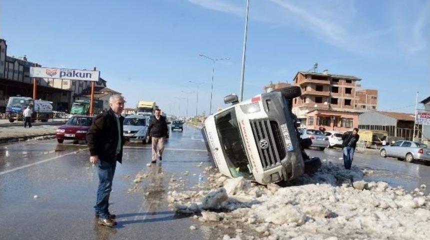 Ambulans Otomobille &Ccedil;arpıştı: 2 Yaralı