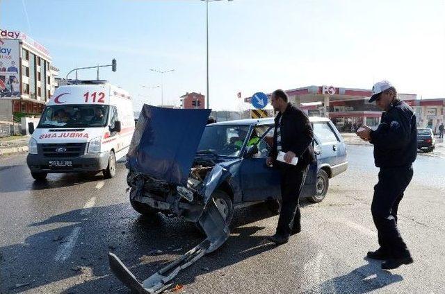 Ambulans Otomobille Çarpıştı: 2 Yaralı