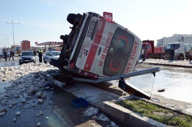 Ambulans Otomobille Çarpıştı: 2 Yaralı