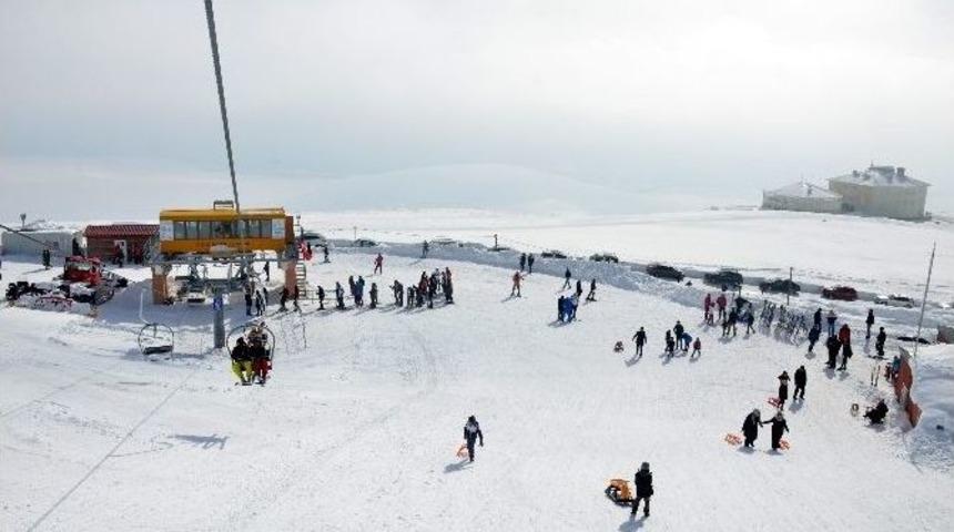 Doğu Anadolu&rsquo;da Kayak Merkezine Yoğun İlgi