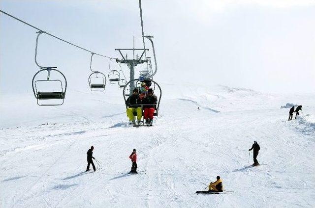 Doğu Anadolu’da Kayak Merkezine Yoğun İlgi