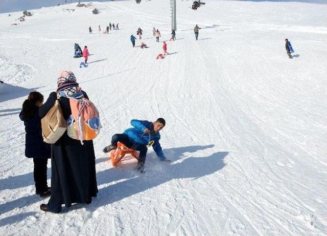 Doğu Anadolu’da Kayak Merkezine Yoğun İlgi