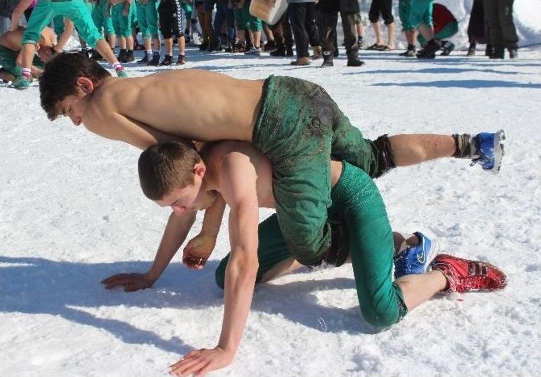 2 Bin Rakımda Kar &Uuml;st&uuml;nde G&uuml;reş