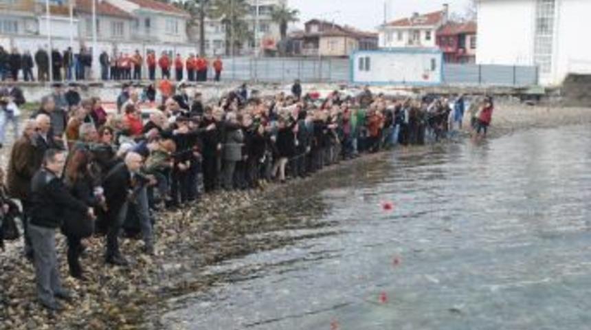 G&ouml;&ccedil; Yollarında Yaşamını Yitirenler Karanfillerle Anıldı