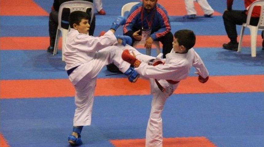 Zonguldak Karate T&uuml;rkiye Şampiyonasından Eli Boş D&ouml;nd&uuml;