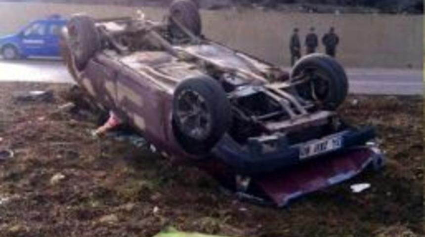 Kaldırıma &Ccedil;arpan Otomobil Takla Attı: 3 Yaralı