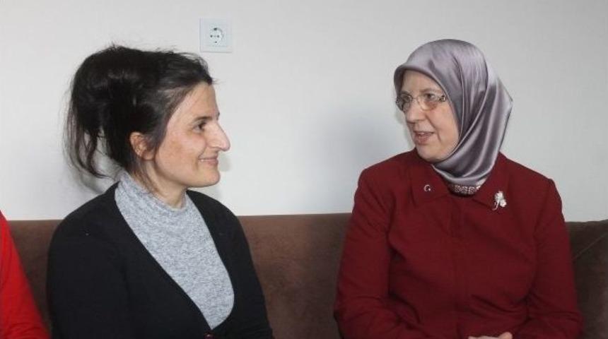 Bakan Ramazanoğlu Valiliğin Eve Yerleştirdiği Aileyi Ziyaret Etti