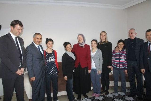 Bakan Ramazanoğlu Valiliğin Eve Yerleştirdiği Aileyi Ziyaret Etti 1