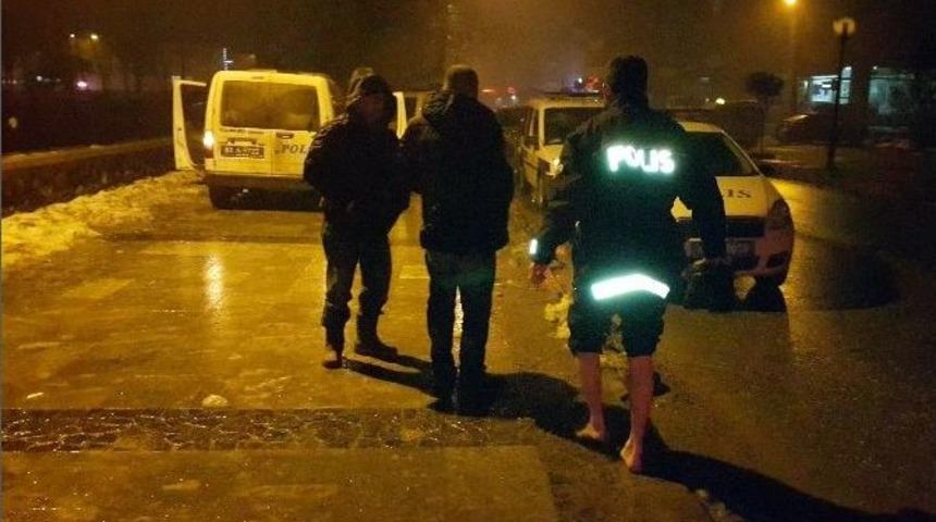 Dereye Atlayan M&uuml;lteciyi Polisler &Ccedil;ıkarttı