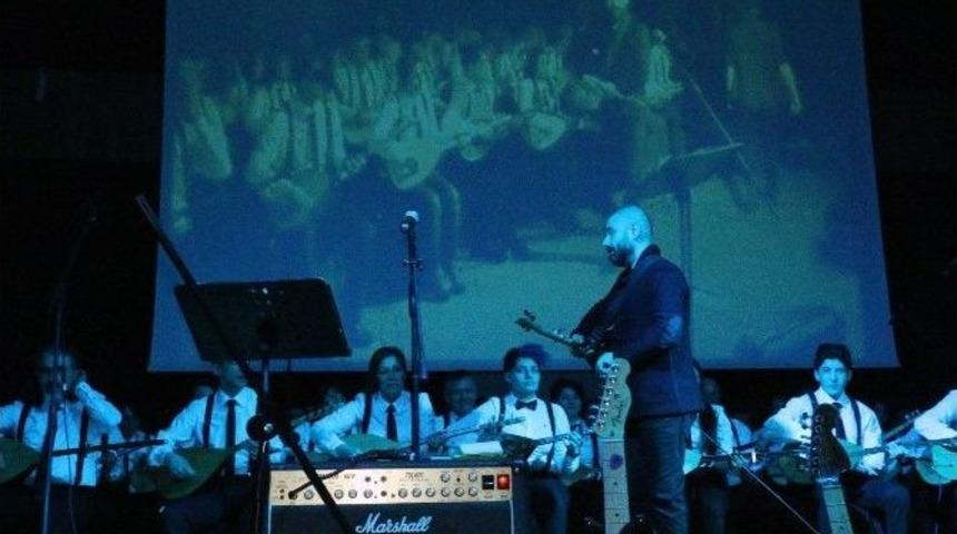 Barış Man&ccedil;o, Sazdan Adam Ve Kurtalan Ekspres Konseriyle Anıldı