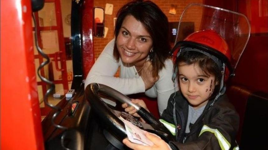 A&ccedil;elya Akkoyun&rsquo;un, Kızıyla S&ouml;mestir Eğlencesi