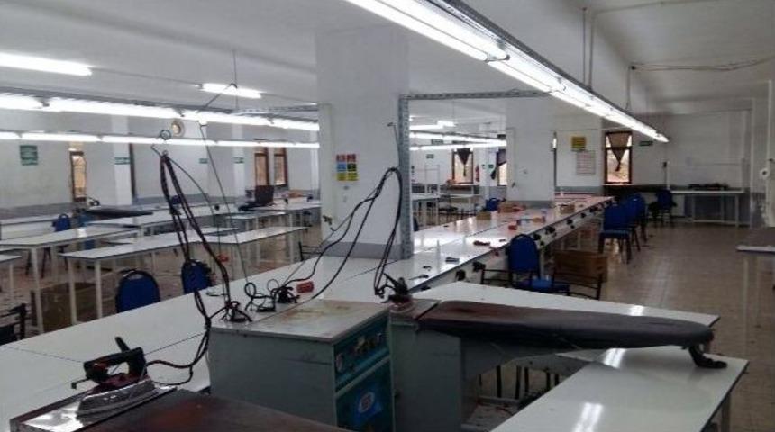 Fabrikaya Gelen İş&ccedil;iler, Boş Bina Karşısında Şaşkına D&ouml;nd&uuml;