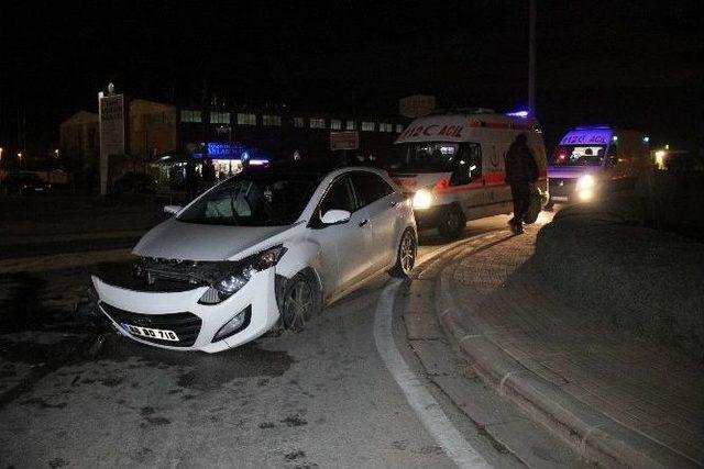 Otomobille Belediye Otobüsü Çarpıştı: Üç Yaralı