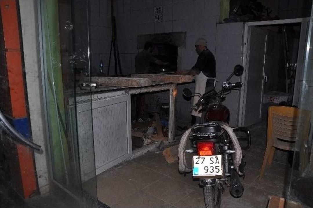 Elektrikler Kesilince Ekmekleri Motosiklet Işığında &Ccedil;ıkardılar
