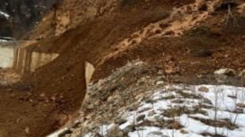 Giresun&rsquo;da Heyelan Yol Kapattı