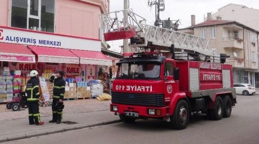 Evinin Bir Odasında Mahsur Kalan Kadın Kurtarıldı