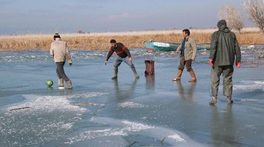 Balık&ccedil;ılar G&ouml;l Buz Tutunca Top Oynamaya Başladı