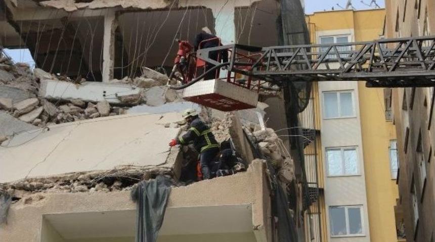 Şanlıurfa&rsquo;da Yıkım Yapılan Binada G&ouml;&ccedil;&uuml;k Meydana Geldi