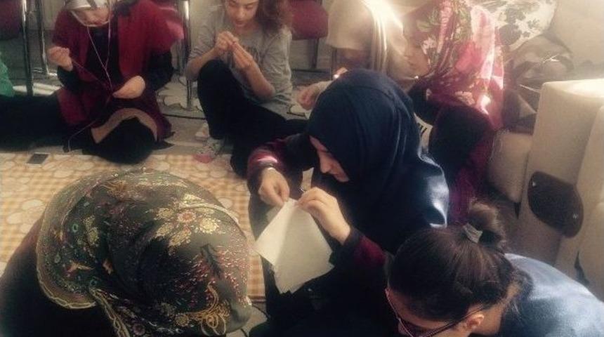 Bitlisli Kadınlar Suriyeliler İ&ccedil;in &Ouml;rg&uuml; &Ouml;r&uuml;yorlar