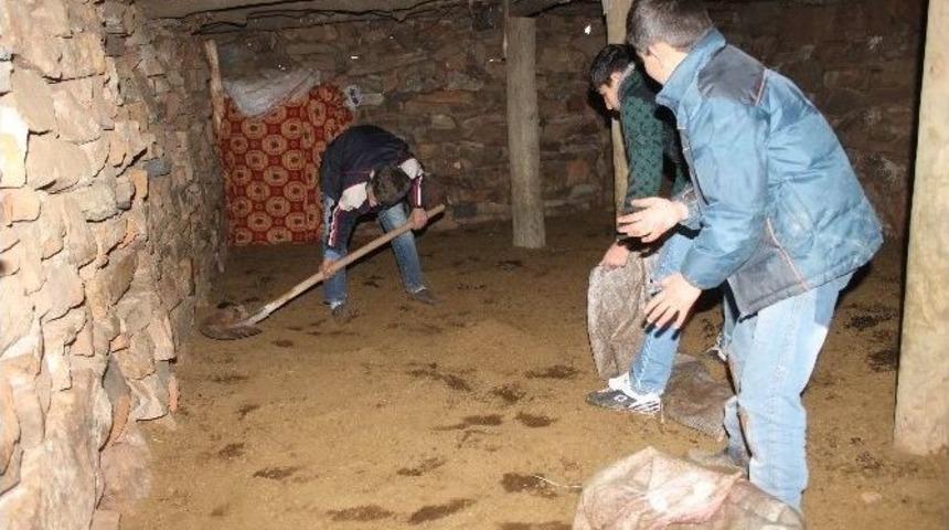 Beyt&uuml;şşebap&rsquo;ta &Ccedil;ocuklar Soğuklara Aldırış Etmeden Tarlalarda Kazma Ve K&uuml;rekle &Ccedil;alışıyor