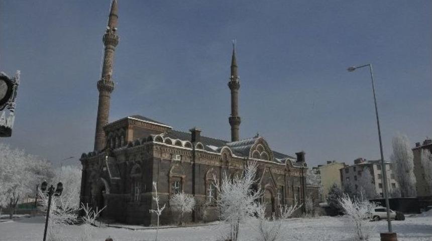 Karsta Kırağı Tutan Ağa&ccedil;lar Kartpostallık G&ouml;r&uuml;nt&uuml;ler Oluşturdu