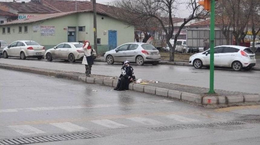 Her Işık Başında Bir Dilenci