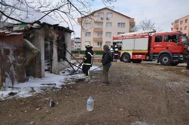 Yanan Kulübesini Çaresiz Bakışlarla İzledi