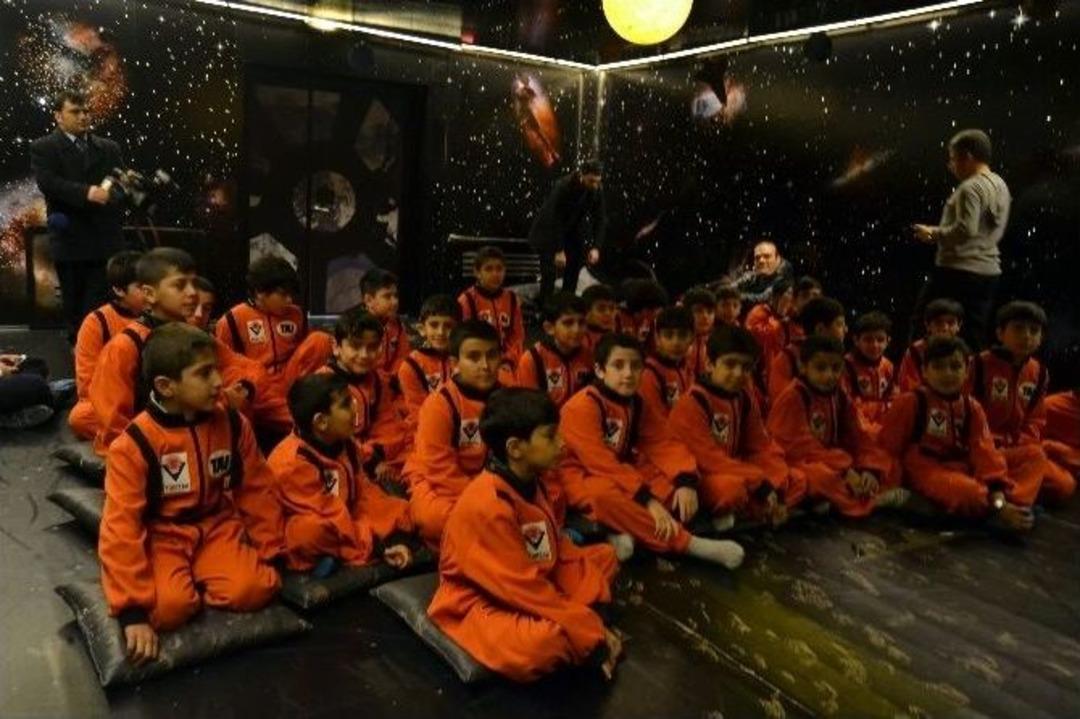 Mardinli &Ccedil;ocuklar, Suriyeli Kozmonottan Uzay Bilgisi Aldı