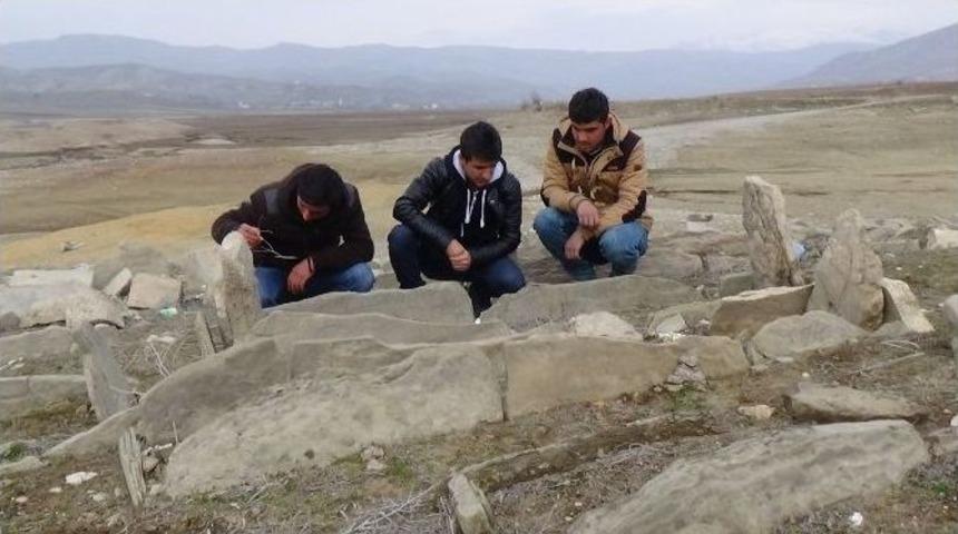 Sular &Ccedil;ekilince Mezarlarını Ziyaret Ediyorlar