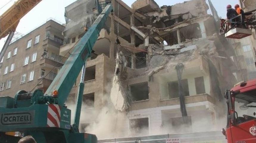 İnşaat İş&ccedil;isi &Ccedil;&ouml;ken Binanın Altında Kaldı