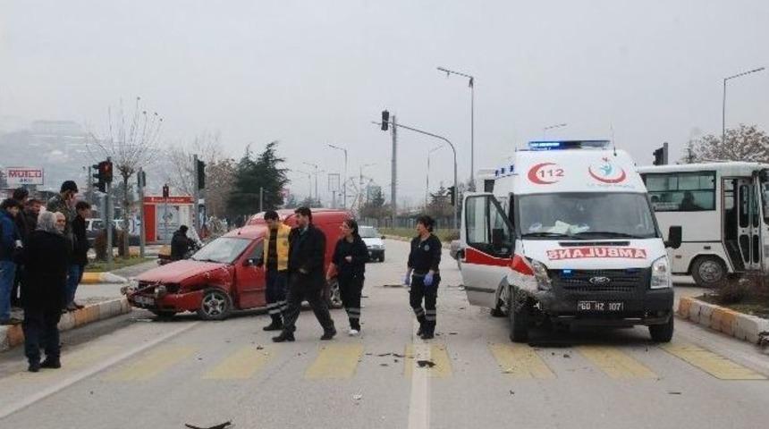 Ambulans İle Kamyonet &Ccedil;arpıştı: 1 Yaralı