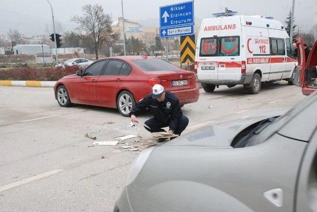 Ambulans İle Kamyonet Çarpıştı: 1 Yaralı