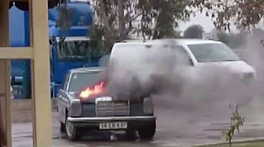 Park Halindeki Otomobil Alev Aldı