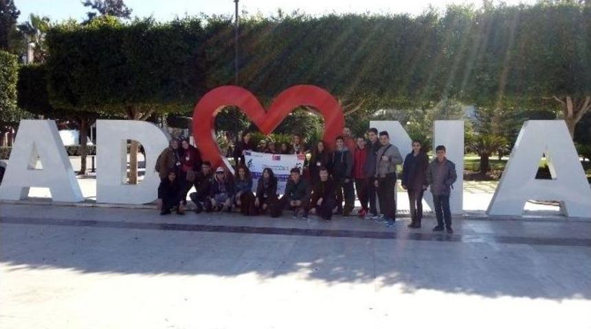 Atletik Adana Spor Kul&uuml;b&uuml; Sporcuları İle Romanyalı Gen&ccedil;ler Bir Araya Geldi