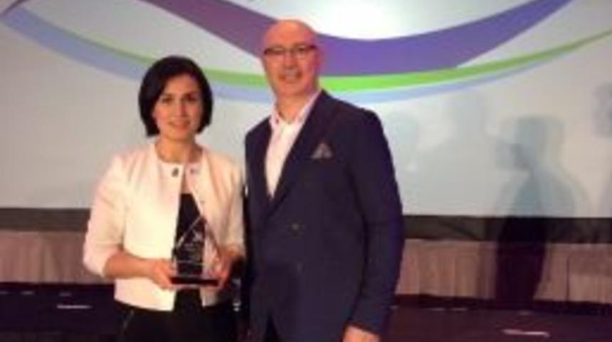 Defacto&rsquo;ya &rsquo;brandon Hall&rsquo;dan &Ouml;d&uuml;l