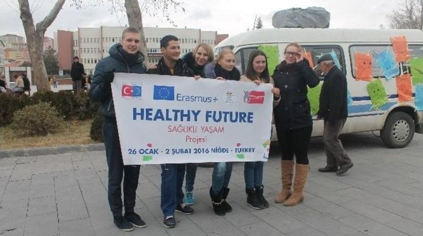 T&uuml;rk Ve Yabancı Gen&ccedil;ler, Sağlıklı Beslenme Ve Spor İ&ccedil;in Farkındalık Oluşturmaya &Ccedil;alıştı