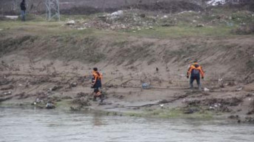 Irmakta Kaybolan Avcıyı Aramalar S&uuml;r&uuml;yor