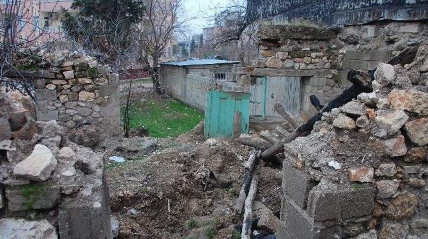 Metruk Evler Tehlike Sa&ccedil;ıyor