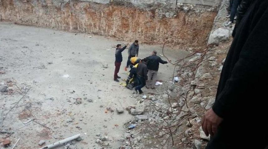 Kaldırımda Y&uuml;r&uuml;rken İnşaat Temeline D&uuml;şt&uuml;