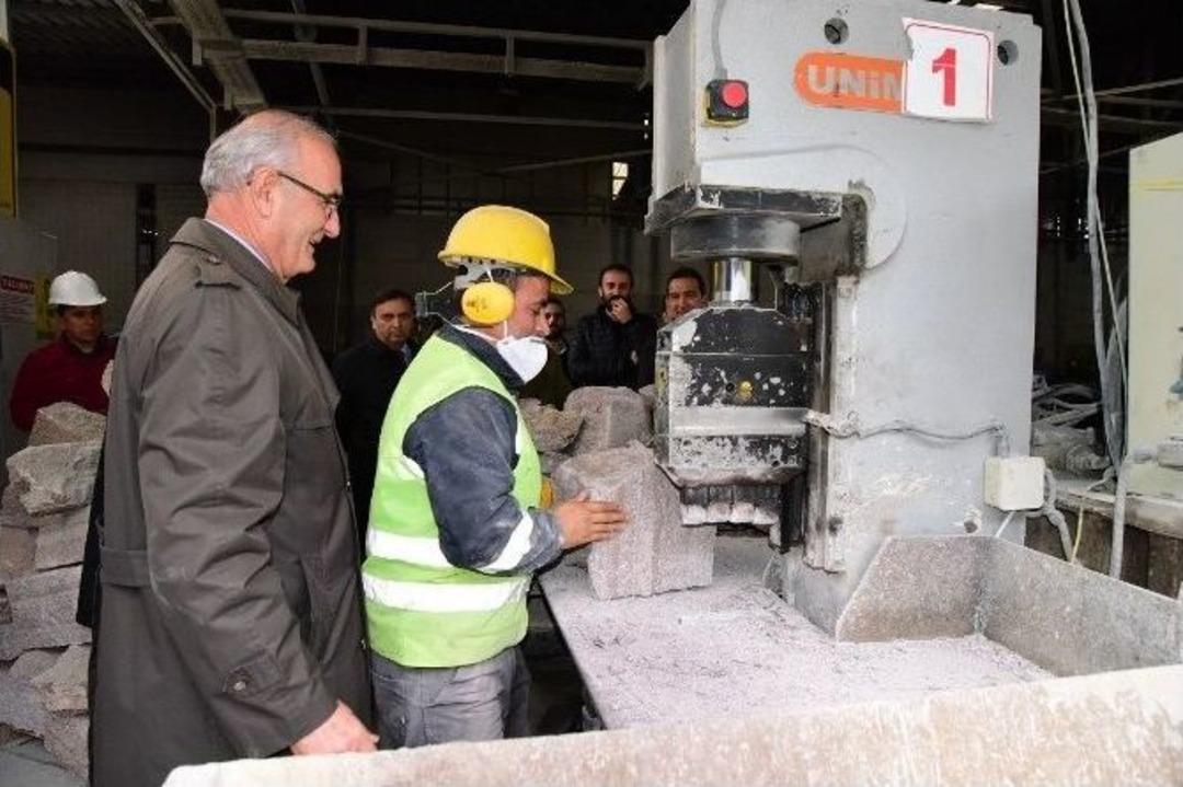 Ekmeklerini Taştan &Ccedil;ıkarıyorlar