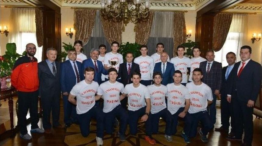 Vali T&uuml;rker Gen&ccedil; Sporcuları Kabul Etti