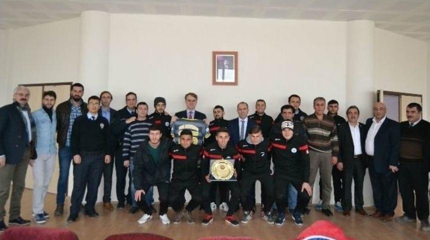 Kulu Emniyet M&uuml;d&uuml;r&uuml; G&uuml;rkan&rsquo;dan, Kulu Belediyespor&rsquo;a Plaket