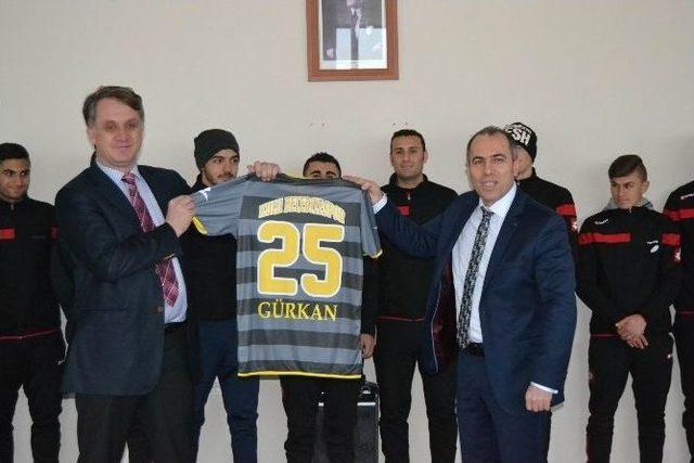 Kulu Emniyet Müdürü Gürkan’dan, Kulu Belediyespor’a Plaket