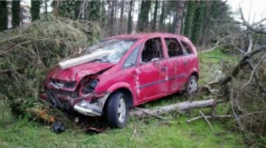 Otomobil Şarampole Yuvarlandı: 1 Yaralı