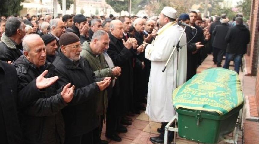 &Ouml;len Kadiri Tarikatı Şeyhinin Tabutu Sancaklar Eşliğinde Taşındı