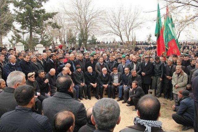 Ölen Kadiri Tarikatı Şeyhinin Tabutu Sancaklar Eşliğinde Taşındı