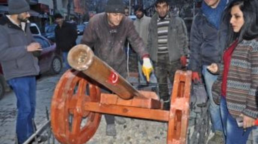 Cadde Ortasına Ahşaptan Savaş Topu Yerleştirildi
